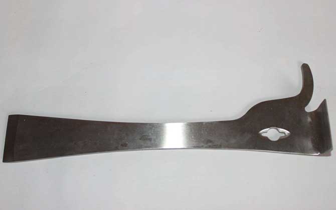 養蜜蜂專用工具有哪些?主要是蜂箱,其他還有隔王板、囚王籠等! 起刮刀