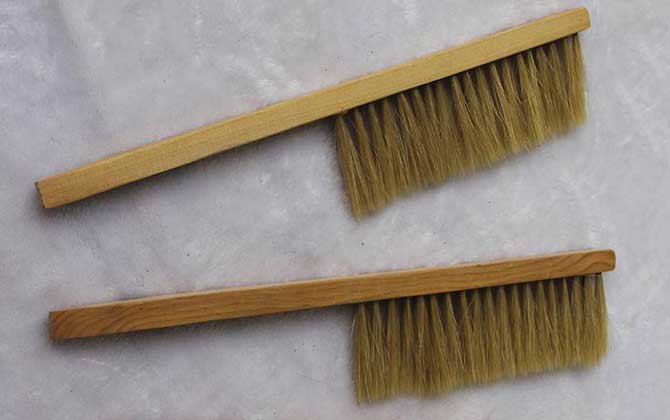 養蜜蜂專用工具有哪些?主要是蜂箱,其他還有隔王板、囚王籠等! 蜂掃