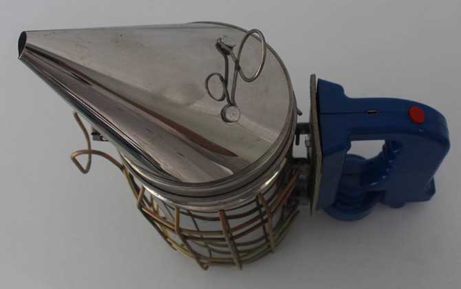 養蜜蜂專用工具有哪些?主要是蜂箱,其他還有隔王板、囚王籠等! 噴煙器