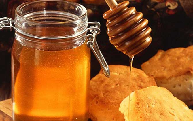 蜂蜜可以放冰箱嗎?完全沒有問題,但長時間放冰箱中會自然結晶! 蜂蜜