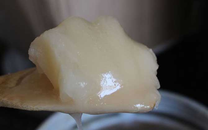 蜂蜜可以放冰箱嗎?完全沒有問題,但長時間放冰箱中會自然結晶! 蜂蜜