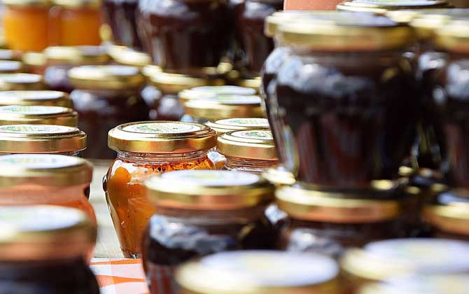 蜂蜜放了10年還能吃嗎?取決于蜂蜜是否變質,變質的蜂蜜不能吃! 蜂蜜