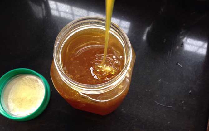 喝蜂蜜水止咳嗎?純蜂蜜水雖然能止咳,但搭配食用止咳效果更佳! 蜂蜜