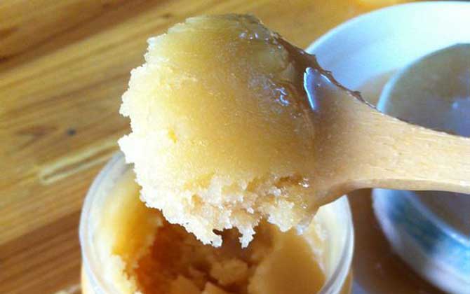 摻了白糖的蜂蜜結晶嗎?可能結晶,但結晶狀態與真蜂蜜大不相同! 蜂蜜