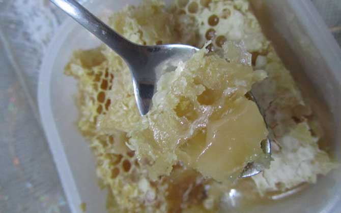 蜂巢蜜的蜂蠟?zāi)艹詥幔看鸢甘强隙ǖ模聦?shí)上吃蜂蠟也有保健價(jià)值! 蜂巢蜜