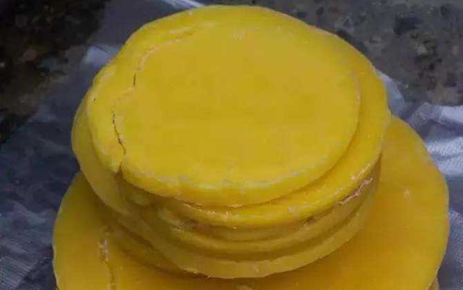 蜂蠟?zāi)艹詥幔侩m然嚼不爛,也沒什么味道,但營養(yǎng)價值卻不可小噓! 蜂蠟