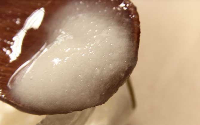 蜂蜜中摻白糖了會結(jié)晶嗎?可能結(jié)晶,但狀態(tài)與真蜂蜜卻截然不同! 蜂蜜結(jié)晶