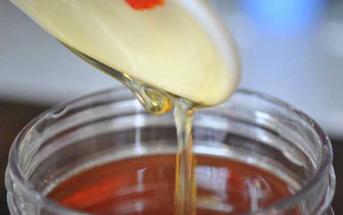 蜂蜜快速止咳有效嗎?有一定的效果,實際上很多止咳藥都有蜂蜜! 蜂蜜