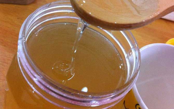 蜂蜜應(yīng)該怎么喝才好?空腹喝對胃腸不利,過量喝又極易引起肥胖! 蜂蜜