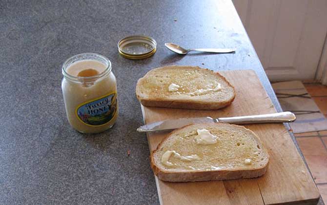 糖尿病人能吃蜂蜜嗎?關鍵看血糖,若血糖控制住了也能喝蜂蜜! 蜂蜜