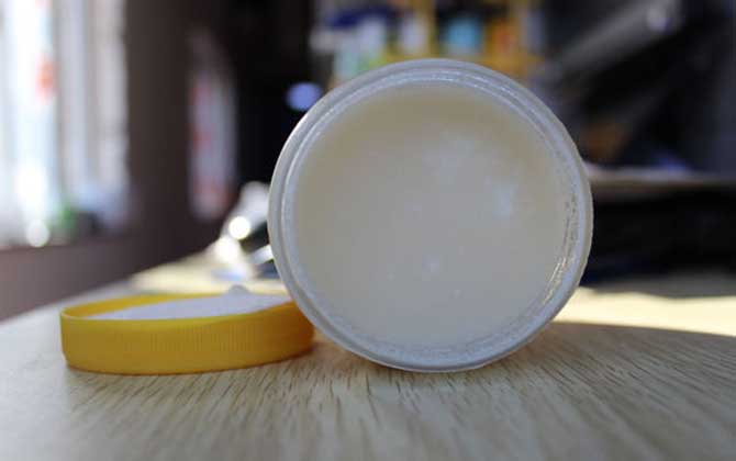 晚上喝蜂蜜水好嗎?晚上喝蜂蜜能安神助眠,但臨睡時不能喝蜂蜜! 蜂蜜