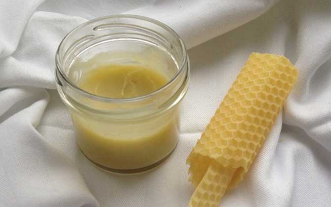 香蕉蜂蜜面膜怎么做?實(shí)際上非常簡(jiǎn)單,但敷面次數(shù)不宜過(guò)于頻繁! 蜂蜜