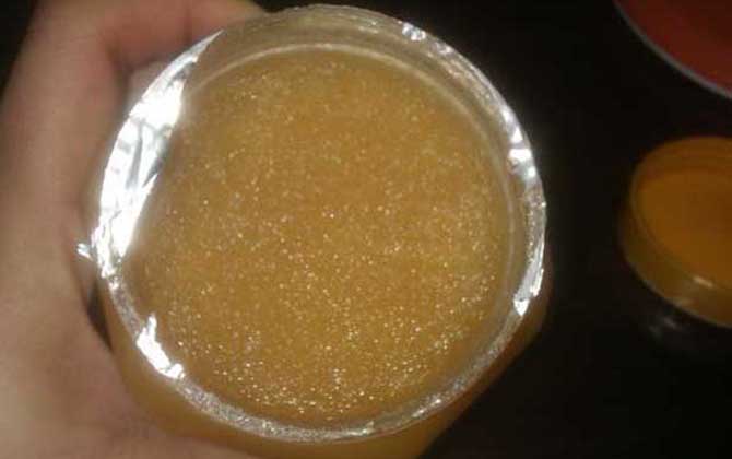 蜂蜜變質(zhì)后的圖片是什么樣?出現(xiàn)這4種情況,說明蜂蜜已經(jīng)變質(zhì)! 蜂蜜