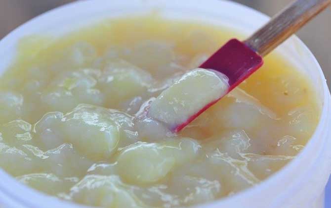 中年男人吃蜂王漿的害處,適量食用沒有害處,過量吃對健康不利! 蜂王漿