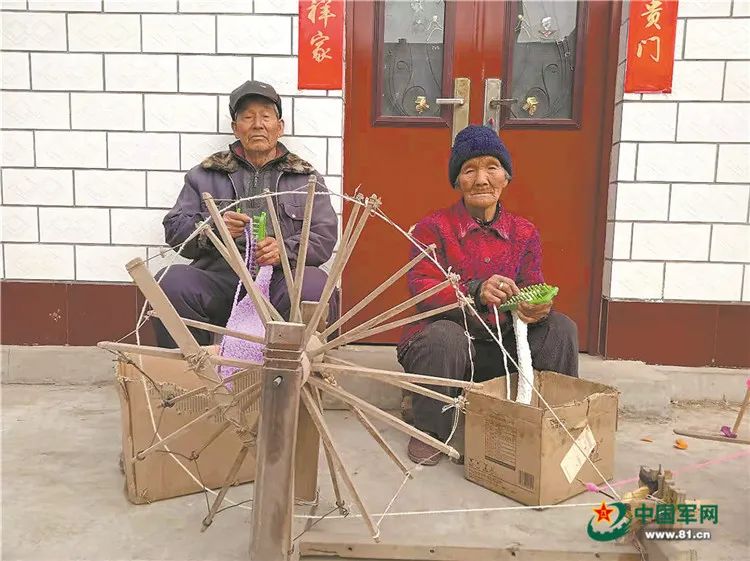 八旬老人寄出數(shù)萬條圍巾,收貨地幾乎覆蓋所有邊關(guān) 八旬老人寄出數(shù)萬條圍巾,收貨地幾乎覆蓋所有邊關(guān)……