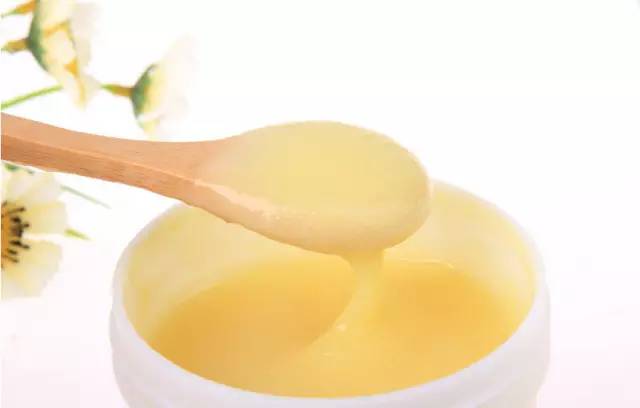 蜂蜜與蜂王漿的區別是什么(蜂王漿和蜂蜜有什么功效) 蜂蜜與蜂王漿的區別是什么(蜂王漿和蜂蜜有什么功效)