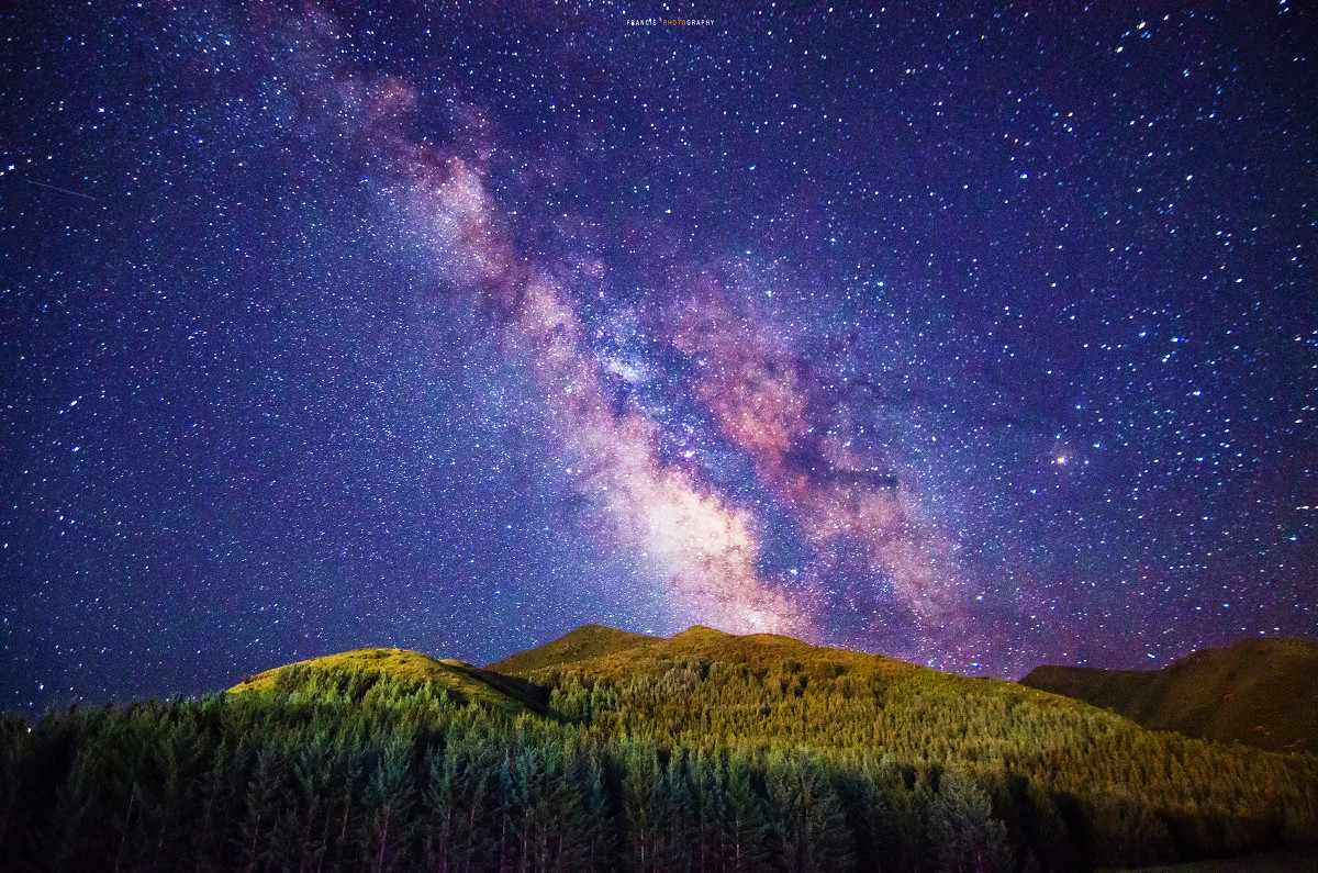 亮度相當(dāng)于700萬億顆太陽，宇宙中最亮的黑洞，究竟有多可怕？