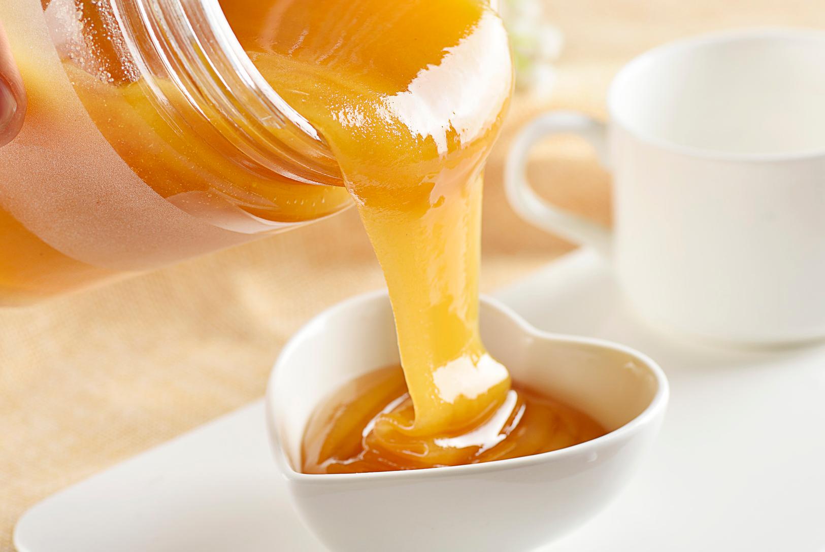 蜜蜂出現兩個蜂王臺是怎么回事（蜂群內同時出現2個王臺怎樣處理）