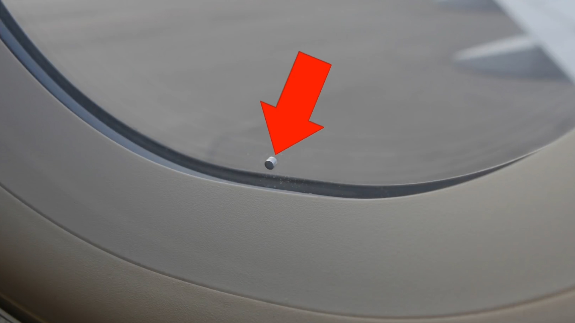 飛機上的小孔是干嘛用的(飛機窗子為什么有小孔) 飛機窗戶上的這個小洞,你知道是做什么的嗎?