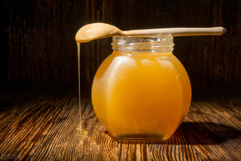 蜂蜜成豬油狀是什么原因(蜂蜜結(jié)晶成固態(tài)像豬油的原因) 蜂蜜成豬油狀是什么原因(蜂蜜結(jié)晶成固態(tài)像豬油的原因)