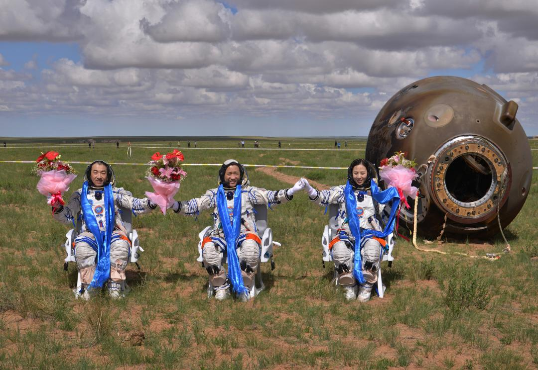 神舟十二號(hào)平安歸來(lái)！著陸出艙后，3名航天員為啥要躺在椅子上？