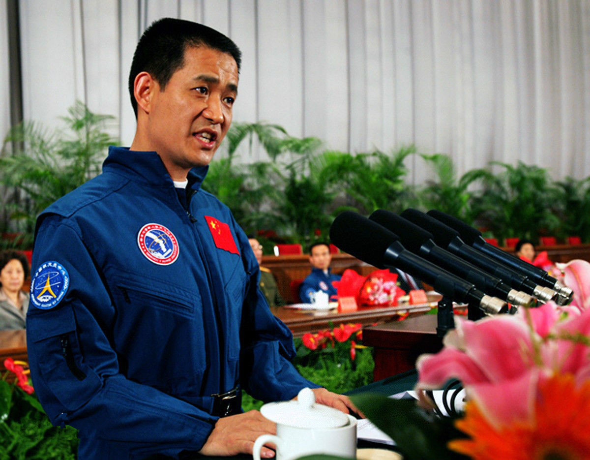 神舟十二號(hào)平安歸來(lái)！著陸出艙后，3名航天員為啥要躺在椅子上？