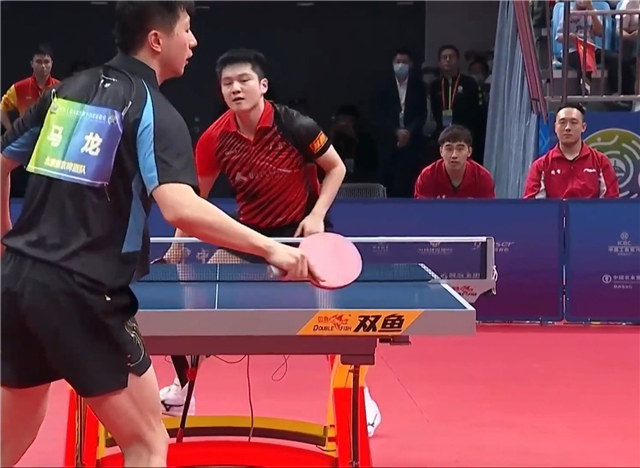 樊振東逆轉戰勝馬龍 鄧亞萍批評奏效!樊振東開竅逆轉奪冠,原來擊敗馬龍靠的就這兩招