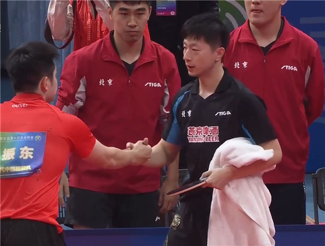 樊振東逆轉戰勝馬龍 鄧亞萍批評奏效!樊振東開竅逆轉奪冠,原來擊敗馬龍靠的就這兩招