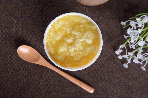 女性更年期吃蜂王漿有什么好處(更年期吃蜂蜜還是蜂王漿好) 女性更年期吃蜂王漿有什么好處(更年期吃蜂蜜還是蜂王漿好)