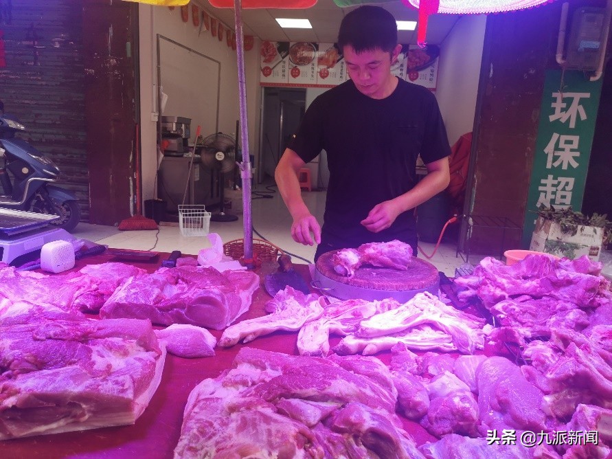 985 畢業(yè)生回應(yīng)辭掉公務(wù)員賣豬肉 從公務(wù)員到豬肉佬,985畢業(yè)生為還200萬(wàn)債務(wù)擺肉攤:10年后還賣豬肉未嘗不可,以前管理個(gè)體戶現(xiàn)在成了個(gè)體戶