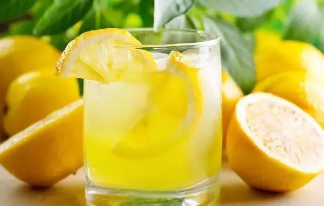 睡前喝檸檬蜂蜜水好嗎(晚上睡覺前喝檸檬蜂蜜水有什么好處) 睡前喝檸檬蜂蜜水好嗎(晚上睡覺前喝檸檬蜂蜜水有什么好處)