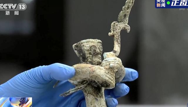 上新了！三星堆出土青銅小立人翹著蘭花指，太可愛，專家這么猜測