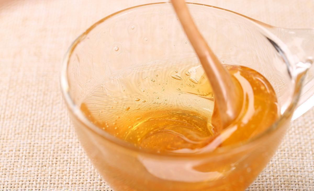 市面上的蜂蜜和成熟蜜的區(qū)別（市面上的蜂蜜多為“水蜜”，其營(yíng)養(yǎng)比成熟蜜差多少）