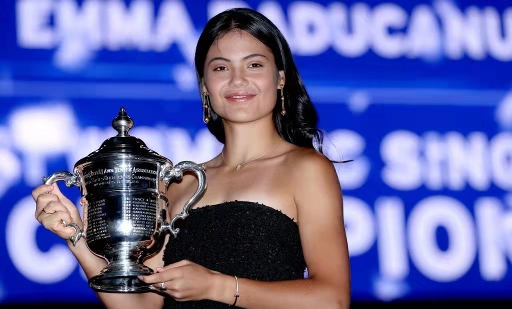 18歲華裔小將美網(wǎng)奪冠！高顏值被指似選美冠軍，開口東北話太親切