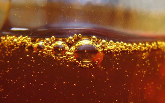 蜂蜜起白泡沫還能吃嗎？少量泡沫很正常，大量泡沫說明已經變質！