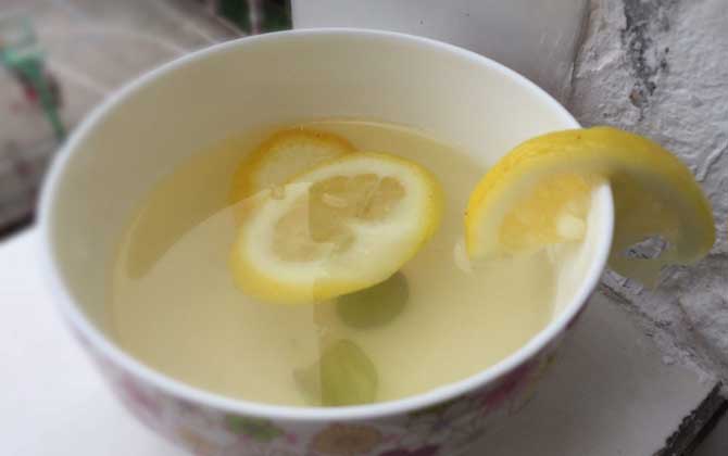 早上喝蜂蜜水好嗎？早上喝蜂蜜水能通便排毒，但必須適時適量！