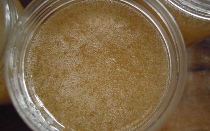 蜂蜜放壞了是什么樣子的？有酒精味和酸腐味，質(zhì)地也會變稀！