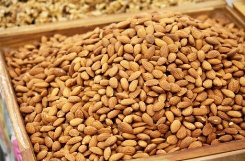 杏仁拌蜂蜜的功效，蜂蜜炒杏仁治療什么??？