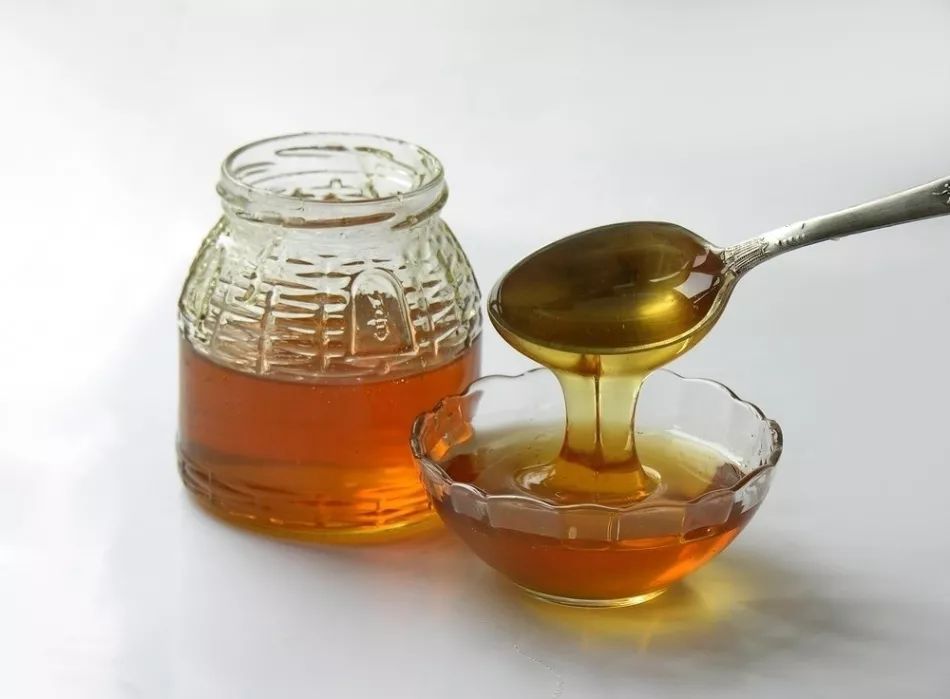 大量進(jìn)粉蜜蜂蜂王是在產(chǎn)卵了嗎（蜜蜂大量采粉說(shuō)明什么）